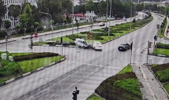 Amasya'da 2 otomobilin kavşakta çarpıştığı kaza kamerada