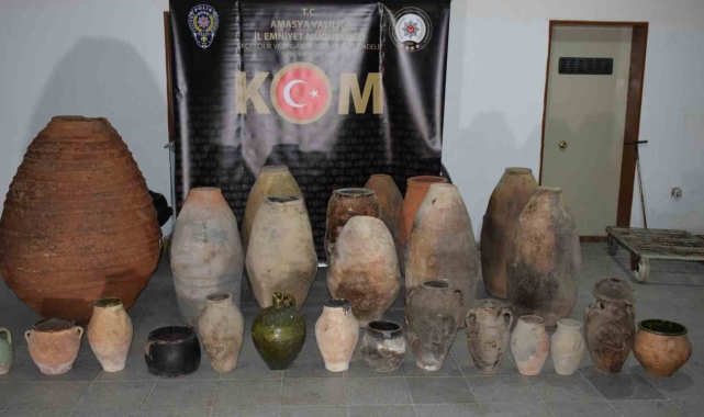 Amasya'da devriye gezen bekçiler fark etti, minibüste 26 tarihi küp ele geçirildi
