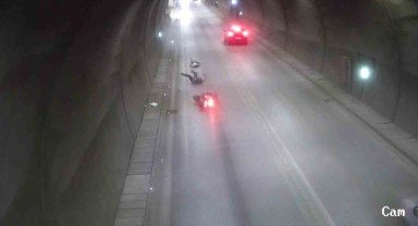 Amasya'da tünelde devrilen motosikletten düşerek metrelerce sürüklendiler, kaza anı kamerada