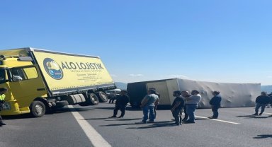 Anadolu Otoyolu'nda tıra bağlı römorkun devrilmesi ulaşımı aksattı