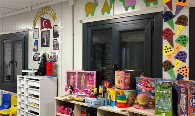Anadolu Üniversitesi öğrencileri deprem bölgesinde yeni kütüphaneler oluşturdu