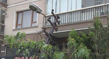 Ankara'da çöken yol elektrik direğini yuttu
