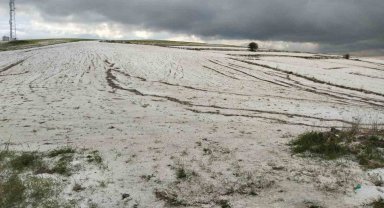 Ankara'da kuvvetli sağanak ve dolu yolları göle çevirdi