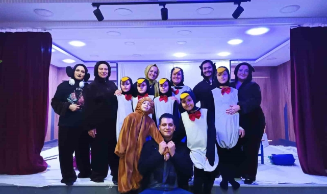 Anne ve çocuklardan zorbalığa karşı tiyatro