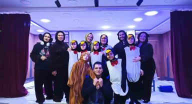 Anne ve çocuklardan zorbalığa karşı tiyatro