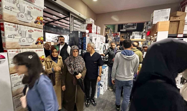 Anneler Günü izdihamı...Yağmura aldırış etmeden kampanya için saatlerce beklediler