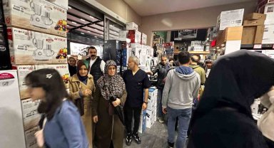 Anneler Günü izdihamı...Yağmura aldırış etmeden kampanya için saatlerce beklediler