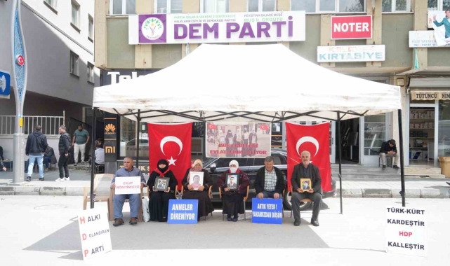Annelerin evlat nöbeti devam ediyor