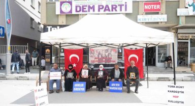 Annelerin evlat nöbeti devam ediyor