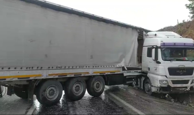Antalya-Denizli yolunda tır makasladı, yol trafiğe kapandı