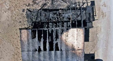 Antalya'da denize sıfır çardaklarda yangın: 2 çardak kül oldu