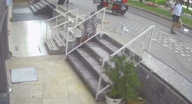 Apartmandaki eşyalara zarar veren bina sakini, diğer apartman sakinlerini çileden çıkardı