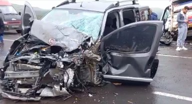 Ardahan'da kafa kafaya çarpışan iki araç hurdaya döndü: 2 yaralı