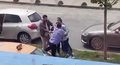 Arnavutköy'de sürücülerin trafikte kavga anları kamerada