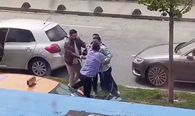 Arnavutköy'de sürücülerin trafikte kavga anları kamerada