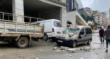 Artvin'de inşaattan düşen tuğlalar otomobile zarar verdi
