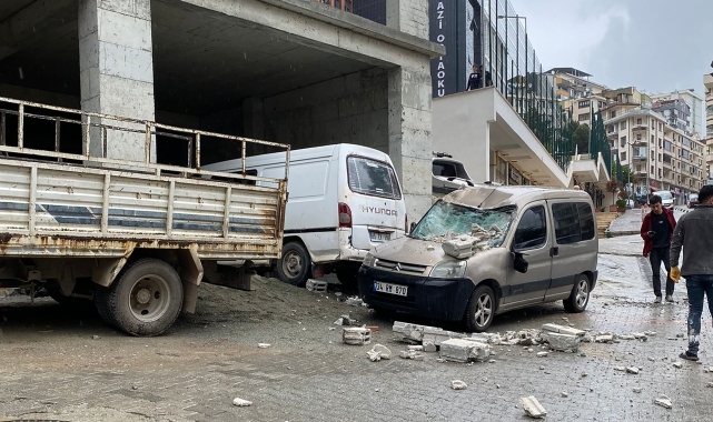 Artvin'de inşaattan düşen tuğlalar otomobile zarar verdi