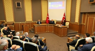 Artvin Valisi Ünsal muhtarlarla toplantı yaptı