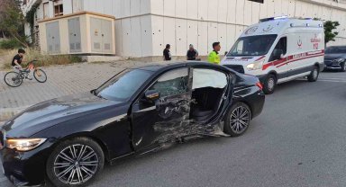 Aşırı hız nedeniyle virajı alamayan otomobil orta refüjdeki ağaca çarptı