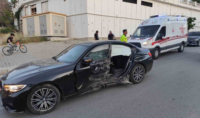 Aşırı hız nedeniyle virajı alamayan otomobil orta refüjdeki ağaca çarptı