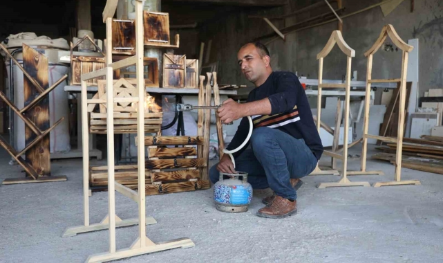 Atık ahşaplar, depremzede vatandaşın gelir kapısı oldu