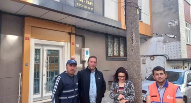 Atık eşyalardan çıkan altın sahibine teslim edildi