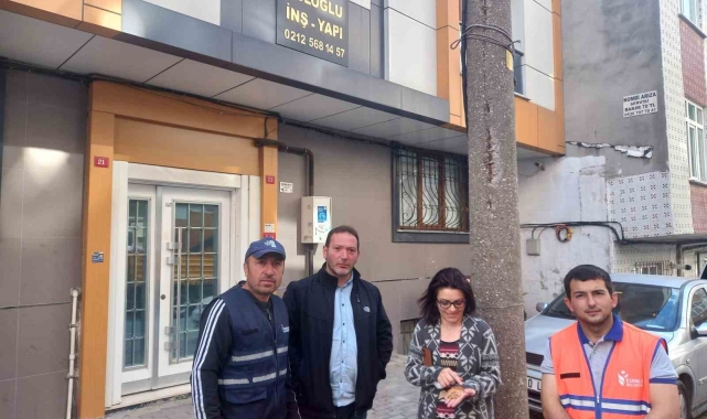 Atık eşyalardan çıkan altın sahibine teslim edildi