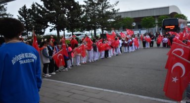 Avrupa şampiyonu tekvandocu Furkan Ubeyde Çamoğlu'na Trabzon'da coşkulu karşılama