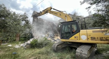 Ayvacık'ta kaçak yapı yıkım çalışmaları sürüyor