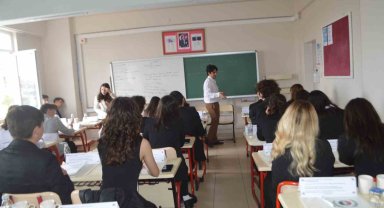 Ayvalık'ta AYAL öğrencileri dünya sorunlarına çözüm arıyor