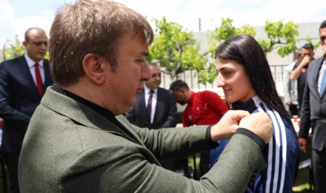 Bakü'de gümüş madalya kazanan Elvira'yı Vali Aydoğdu tebrik etti