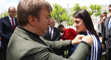 Bakü'de gümüş madalya kazanan Elvira'yı Vali Aydoğdu tebrik etti