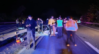 Bariyer ve aydınlatma direğine çarpan motosiklet sürücüsü hayatını kaybetti