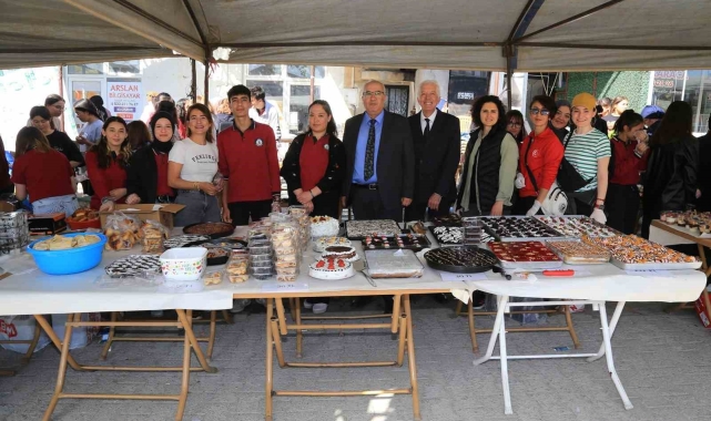 Başkan Arslan gençlerle hayır panayırında buluştu