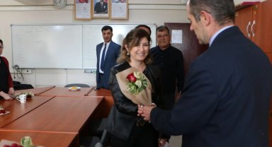 Başkan Çamcı öğretmenlere gül verdi