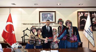 Başkan Çavuşoğlu'na halk oyunları şampiyonlarını ağırladı