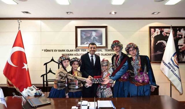 Başkan Çavuşoğlu'na halk oyunları şampiyonlarını ağırladı
