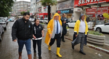 Başkan Ertaş yağmurla mücadelede sahada