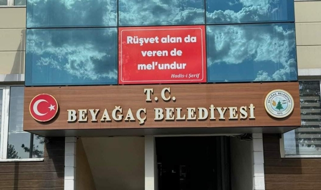 Başkan Pütün belediyenin girişine "Rüşvet alan da veren de mel'undur" yazısı astı
