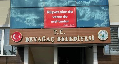 Başkan Pütün belediyenin girişine "Rüşvet alan da veren de mel'undur" yazısı astı