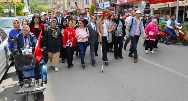 Belediye başkanı gözlerini bağlayıp bastonla 200 metre yürüdü