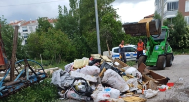 Belediye ekipleri müstakil evden 5 kamyon çöp çıkarttı
