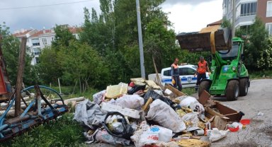 Belediye ekipleri müstakil evden 5 kamyon çöp çıkarttı