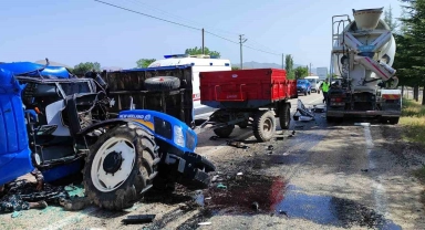 Beton mikseri ile traktörün çarpıştığı kazada 3 kişi yaralandı
