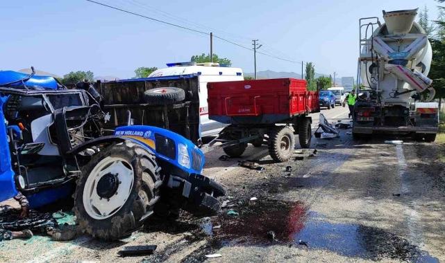 Beton mikseri ile traktörün çarpıştığı kazada 3 kişi yaralandı