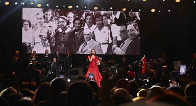 Beyoğlu'nda 19 Mayıs coşkusu Candan Erçetin konseri ile son buldu