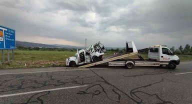 Bingöl'de hafif ticari araç levhaya çarptı: 3 yaralı