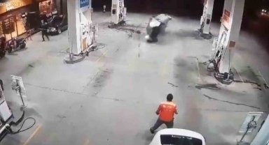 Bir anda akaryakıt istasyonuna girmeye çalıştı, ortalığı savaş alanına döndürdü