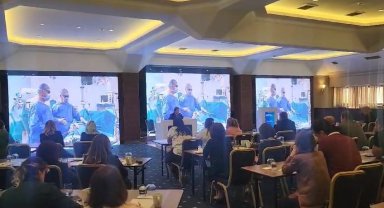 Böbrek naklini doktorlar canlı izledi