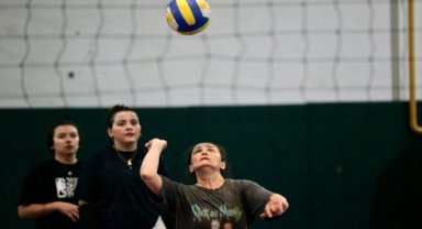 Bolu'da hobi için voleybol grubuna katılan kadınlar spor yapıp eğleniyor